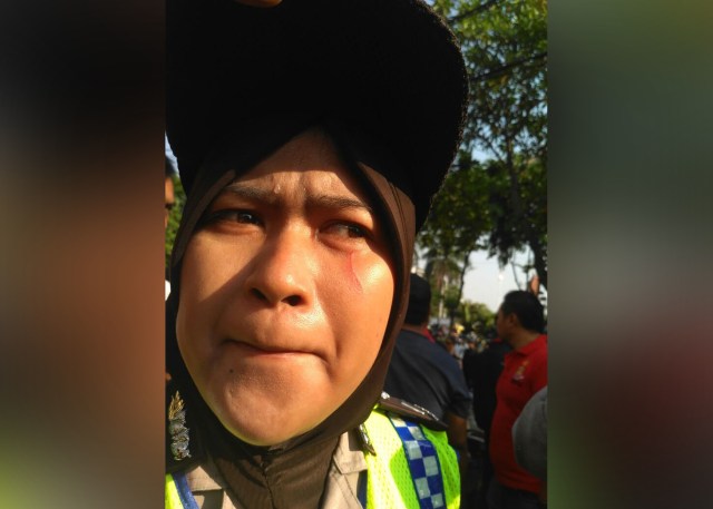 Aksi #2019GantiPresiden di Surabaya Ricuh, Seorang Polwan Kena Cakar (83086)