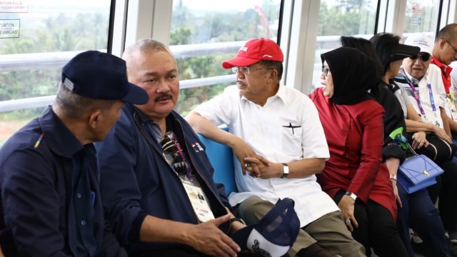 Wapres Jusuf Kalla Didampingi Gubernur Sumatera Selatan Alex Noerdin Naik LRT Menuju Kompleks Olahraga Jakabaring (Foto: Setwapres)