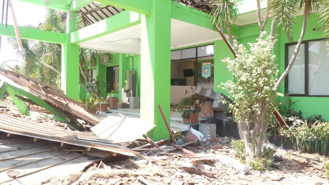 Sebagian bangunan Kantor Bupati Lombok Utara ikut roboh. (Foto: Dwi Herlambang/kumparan)