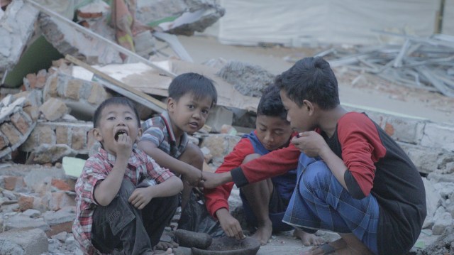 Anak-anak Lombok Utara di tengah reruntuhan bangunan pasca-gempa. (Foto: Dwi Herlambang/kumparan)