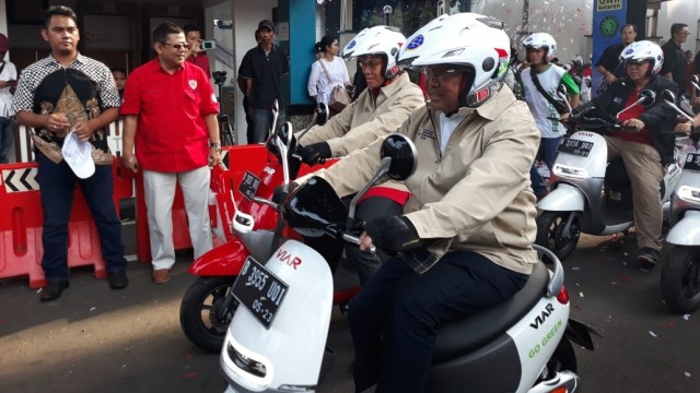 Dirjen Perhubungan Darat Kementerian Perhubungan Budi Setiyadi jajal motor listrik lokal merek Viar (26/8).