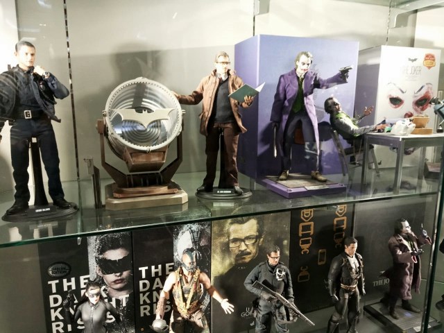 Action figure dari berbagai franchise film dipamerkan di galeri Secret Base, Kowloon, milik Hot Toys. (Foto: Yoga Cholandha/kumparan)