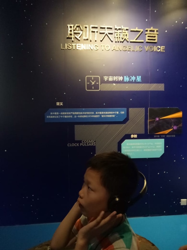 Mendengar suara pulsar di Planetarium China (Foto: Rachmadin Ismail)