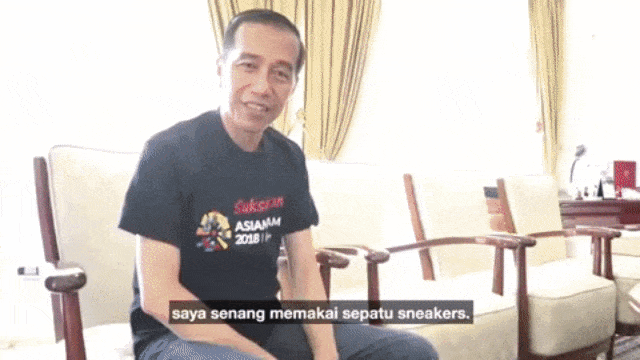 Jokowi pamerkan koleksi sneakers NAH Project miliknya dalam vlog. (Foto: Dok. YouTube Presiden Joko Widodo)