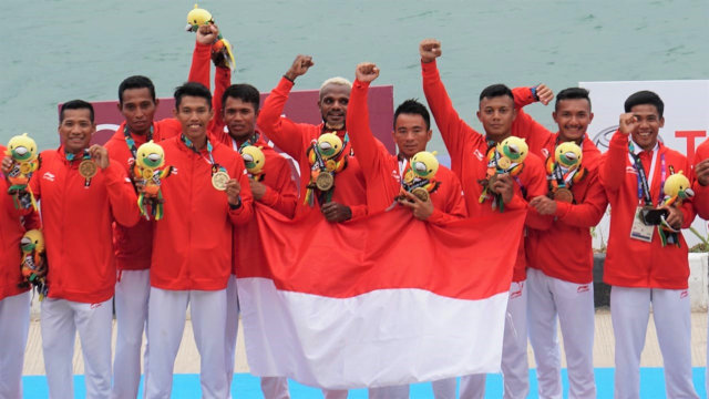 Timnas kano putra Indonesia meraih medali perunggu pada nomor kano traditional boat race di Jakabaring Sport City, Palembang, Sumatera Selatan, Minggu (26/8). (Foto: Fanny Kusumawardhani/kumparan)