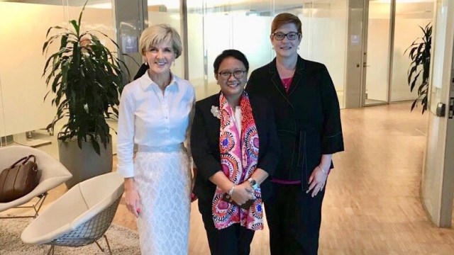 Menlu Retno Diapit Menlu Australia Julie Bishop (Kiri) dan Menhan Australia Marise Payne(Kanan).  (Foto: Retno LP Marsudi)