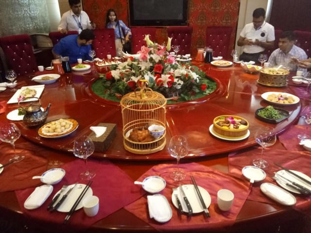 Meja makan di Yan Lan Lou (Foto: Rachmadin Ismail/kumparan)