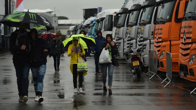 Suasana Sirkuit Silverstone ketika diguyur hujan deras. (Foto: Oli Scarf/AFP)