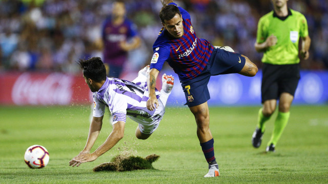 Kondisi lapangan juga jadi musuh Barcelona saat menyambangi Valladolid. (Foto: BENJAMIN CREMEL / AFP)