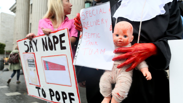 Suasana protes saat Paus Fransiskus berada di Irlandia (26/08/2018) (Foto: AFP/Paul Faith)