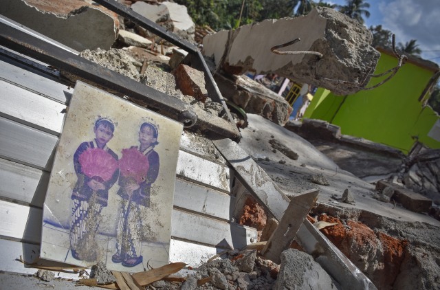 Potret di tengah reruntuhan gempa, Lombok Barat (Foto: ANTARA FOTO/Ahmad Subaidi)