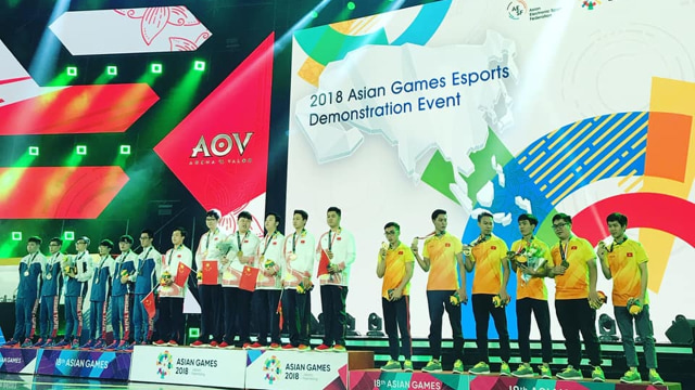 Pembagian medali Asian Games 2018 untuk AOV. (Foto: Garena AOV Indonesia/Facebook)