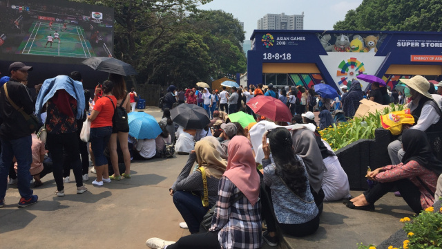 Antusias penonton melihat bulu tangkis Asian Games di GBK, Senin (27/8/2018). (Foto:  Yuana Fatwalloh/kumparan)