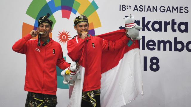 Yola Primadona dan Hendy raih medali emas di Asian Games 2018. (Foto: Antara/Melvinas Priananda)