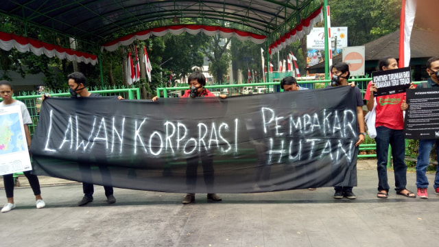 Demonstrasi Walhi di Depan Gedung KLHK, Jakarta Pusat, Senin (27/8/2018). (Foto:  Maulana Ramadhan/kumparan)