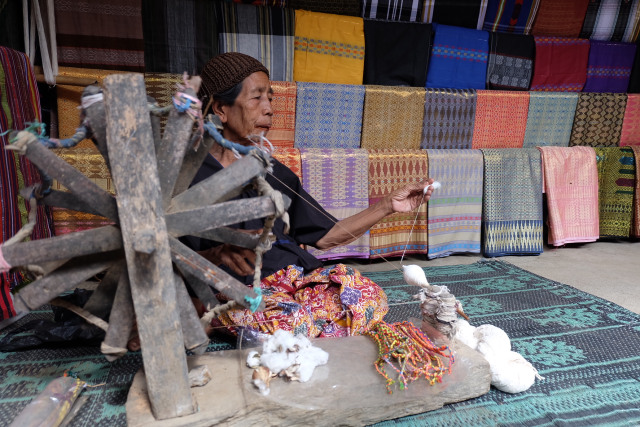 Pengrajin Kain di Desa Sade, Lombok