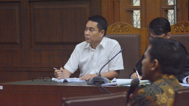 Sidang kasus korupsi terdakwa Fayakhun Andriadi bersama penasehat hukum di Pengadilan Tipikor, Jakarta, Senin (27/08/2018). (Foto: Nadia K. Putri)
