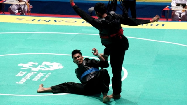 Komang Hatiku Adi Putra berhasil mengalahkan atlet pencak silat asal Malaysia, Mohd Al Jufferi Jamari pada Asian Games 2018 di Jakarta. (Foto: Aditia Noviansyah/kumparan)