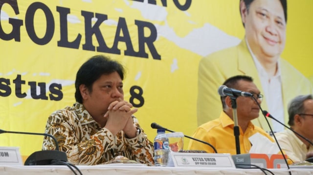 Ketua Umum Partai Golkar Airlangga Hartarto (kiri). (Foto: Iqbal Firdaus/kumparan)