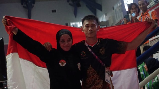 Atlet pencak silat Indonesia, Sarah Tria Monita (biru) berhasil kalahkan atlet pencak silat asal Laos Nong Oy Vongphakdy dengan hasil 5-0 pada Asian Games 2018 di Jakarta. (Foto: Aditia Noviansyah/kumparan)
