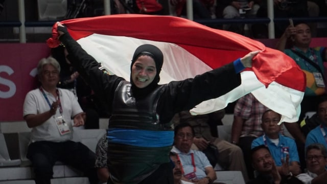 Atlet pencak silat Indonesia, Sarah Tria Monita (biru) berhasil kalahkan atlet pencak silat asal Laos Nong Oy Vongphakdy dengan hasil 5-0 pada Asian Games 2018 di Jakarta. (Foto: Aditia Noviansyah/kumparan)