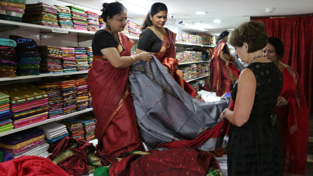 Berbelanja Kain Saree di India (Foto: Flickr/U.S. Embassy New Delhi)