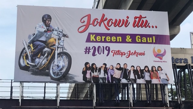 Baliho “Jokowi itu keren dan gaul” di Jl. Kolonel Haji Burlian km 6. Depan halte trans musi arah Jakabaring, Palembang (27/08/2018). (Foto: Cornelius Bintang/kumparan)