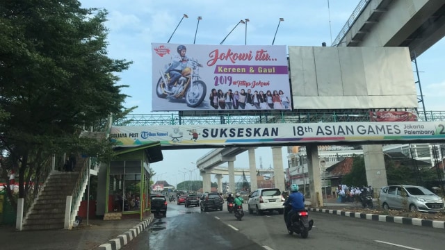 Baliho “Jokowi itu keren dan gaul” di Jl. Kolonel Haji Burlian km 6. Depan halte trans musi arah Jakabaring, Palembang (27/08/2018). (Foto: Cornelius Bintang/kumparan)