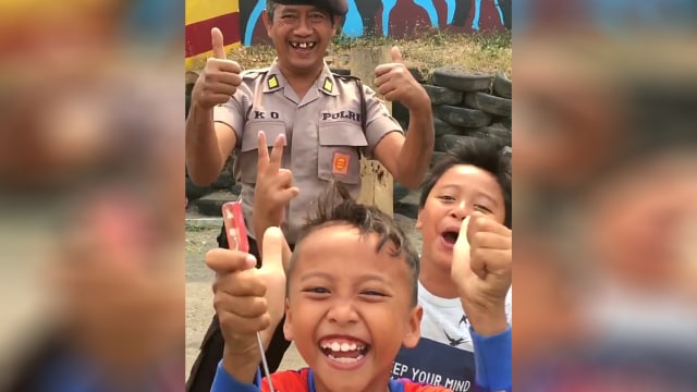 Pak Eko, polisi yang mahir melempar. (Foto: Instagram/@papi_eko_pusdik_sabhara_porong)