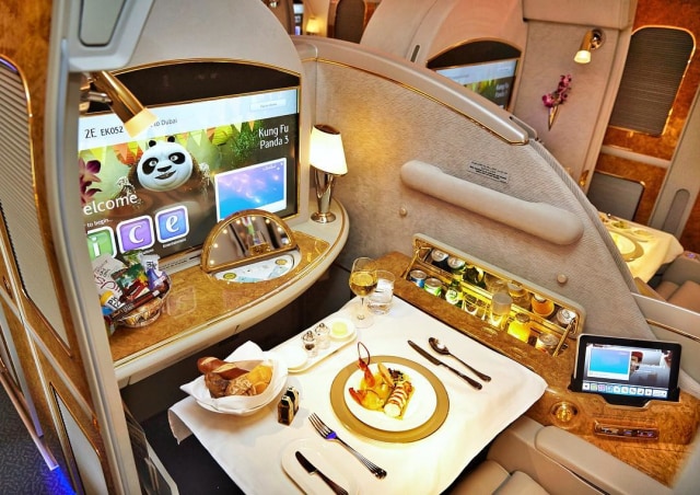 Menu mewah di pesawat (Foto: Instagram/ @emirates)