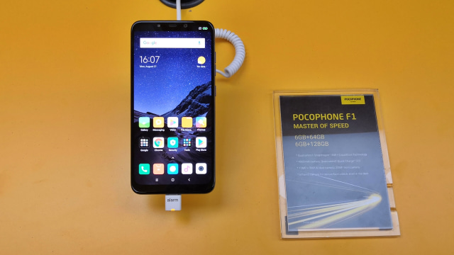 Smartphone Xiaomi Pocophone F1. (Foto: Bianda Ludwianto/kumparan)