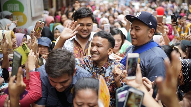 Ruben Onsu dan Ivan Gunawann saat berada di warung 'Geprek Bensu' cabang di Hong Kong. (Foto: Instagram @ruben_onsu)