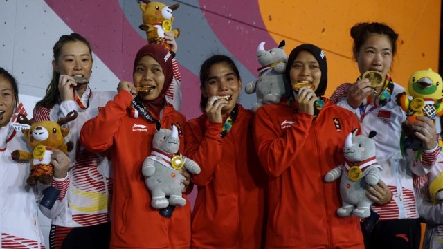 Penyerahan medali emas nomor speed relay putri Indonesia dalam Asian Games 2018, Senin (27/8/18). (Foto: Fanny Kusumawardhani/kumparan)