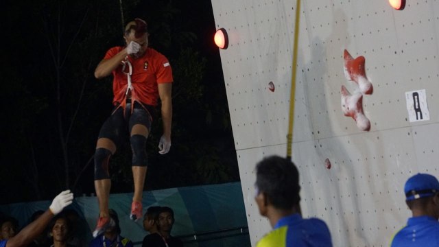 Atlet panjat tebing putra Indonesia pada laga final nomor speed relay putra di Jakabaring Sport City,  Palembang,  Sumatera Selatan,  Senin (27/8/18). (Foto: Fanny Kusumawardhani/kumparan)