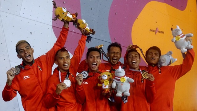 Atlet panjat tebing putra Indonesia meraih medali emas dan medali perak pada laga final nomor speed relay putra di Jakabaring Sport City,  Palembang,  Sumatera Selatan,  Senin (27/8/18). (Foto: Fanny Kusumawardhani/kumparan)