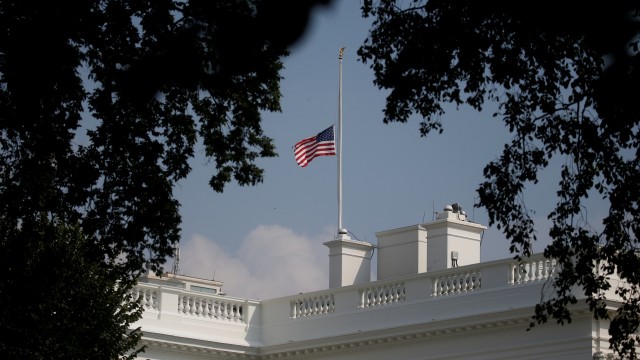 Bendera setengan tiang di Gedung Putih, Amerika Serikat (27/08/2018). (Foto: REUTERS/Leah Millis)