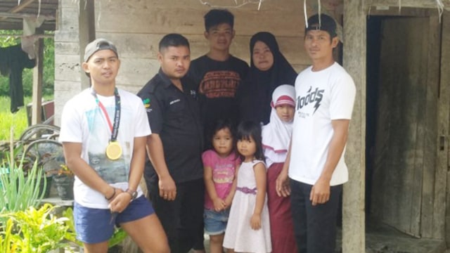 Rio Rizky Darmawan, Atlet Dayung peraih medali emas Asian Games dan keluarga menerima KPM PKH.  (Foto: Dok. Kemensos)