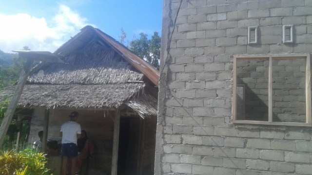 Bantuan bedah rumah dari Dana Desa untuk keluarga Rio Rizky Darmawan. (Foto: Dok. Kemensos)
