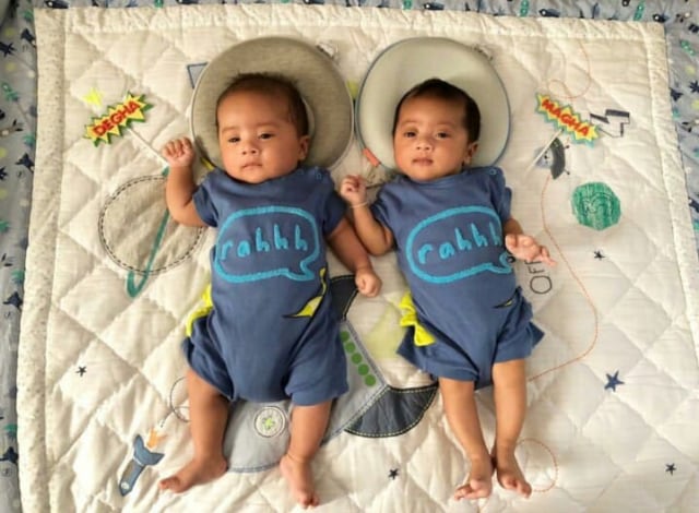 7 Potret Lucu Magha Dan Degha Bayi Kembar Kadek Devi Kumparan Com