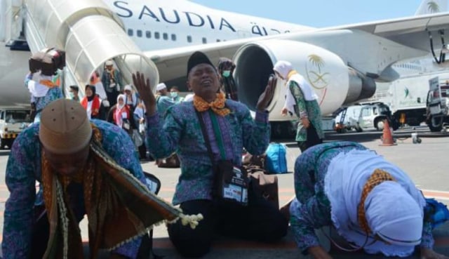 Kloter Pertama Debarkasi Padang Tiba, Jemaah Haji Sujud Syukur 