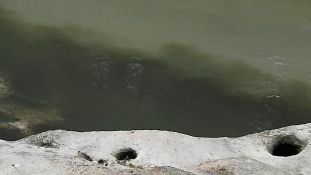 Pipa yang mengeluarkan cairan hitam di Sungai Cileungsi. (Foto: Dok. Ketua Komunitas Peduli Sungai Cileungsi-Cikeas, Puarman)