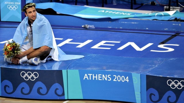 Manu Ginobili pada Olimpiade Athena 2004. (Foto: Reuters/Marcos Brindicci)