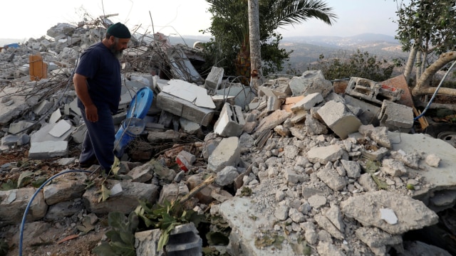 Israel menghancurkan rumah keluarga Palestina. (Foto: Reuters/Mohamad Torokman)