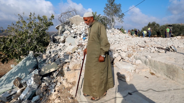 Israel menghancurkan rumah keluarga Palestina. (Foto: Reuters/Mohamad Torokman)