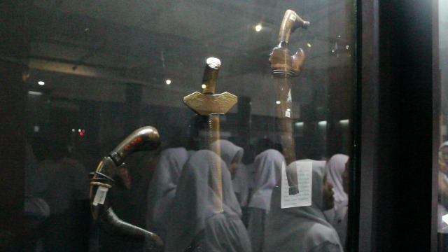 72 Senjata Tradisional 8 Provinsi Berusia 100 Tahun Dipamerkan di Padang