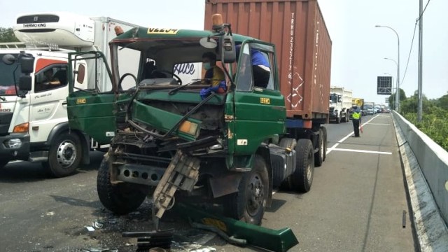 Kecelakaan antara truk trailer dan mobil boks di Tol Sedyatmo. (Foto: Dok. Polda Metro Jaya)