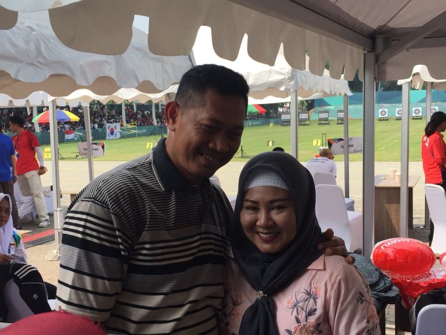 Ayah dan ibu Diananda, Ratih Widyanti, di final panahan Asian Games 2018. (Foto: Sandy Firdaus/kumparan)