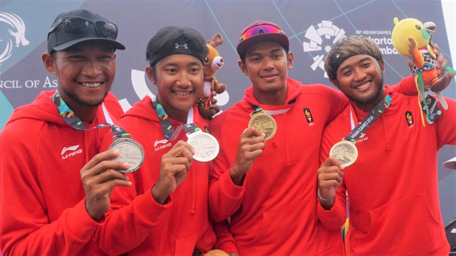 Saat keempat atlet voli pantai nomor putra berpose kepada fotografer  di Jakabaring Sport City, Palembang, Sumatera Selatan, Selasa (28/8). (Foto: Fanny Kusumawardhani/kumparan)
