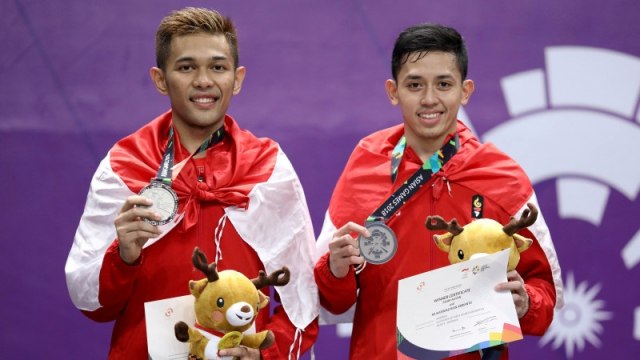 Fajar (kiri) dan Rian (kanan) dengan medali perak Asian Games 2018. (Foto: ANTARA FOTO/INASGOC/Nafielah Mahmudah)