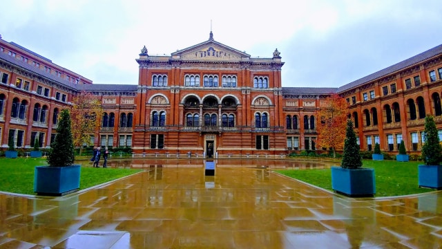 Halaman depan Victoria and Albert Museum di London (Foto: Flickr/Evan Didier)
